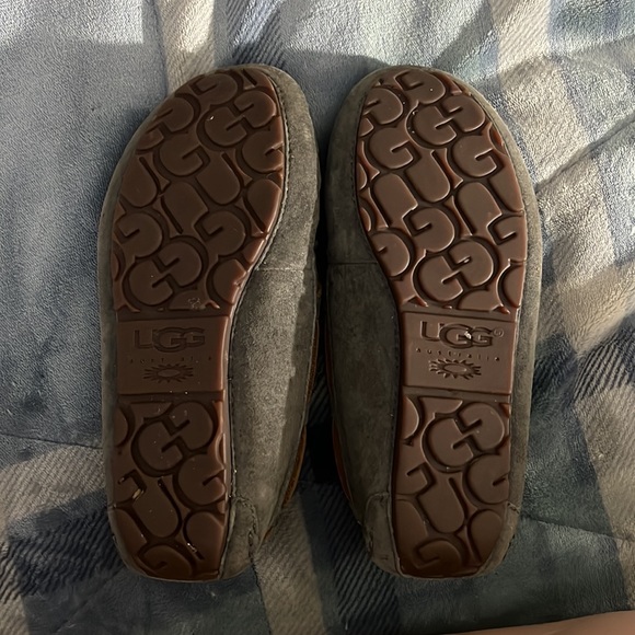 Ugg slippers moccasins GRAY size 6 in womens - Picture 2 of 3